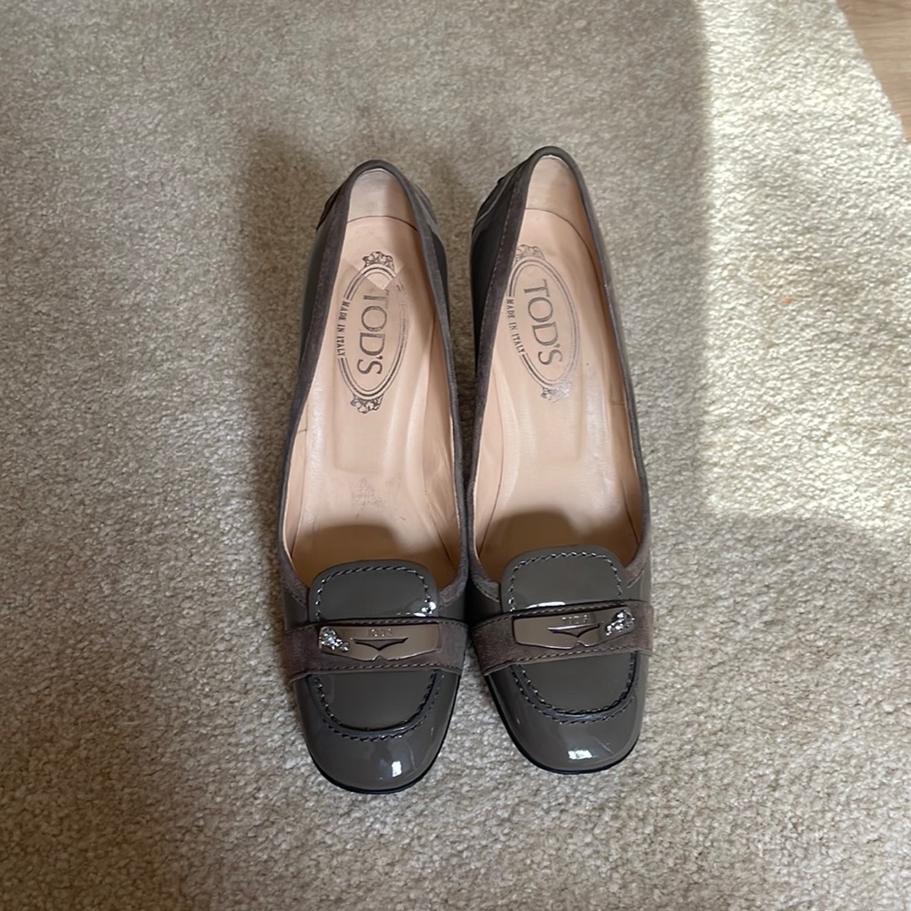 TODS grey heels! Super cute with silver details